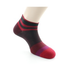Socquettes à rayures bordeaux et rouges